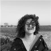 Ciao, sono Alessia. Sono una studentessa di Design per la comunità, diplomata in informatica. Sono una persona empatia e paziente